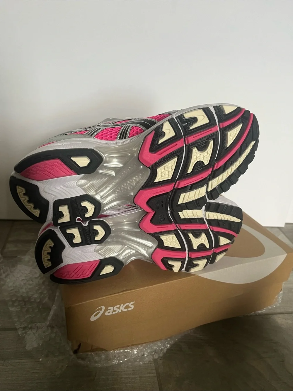 Asics bright hot